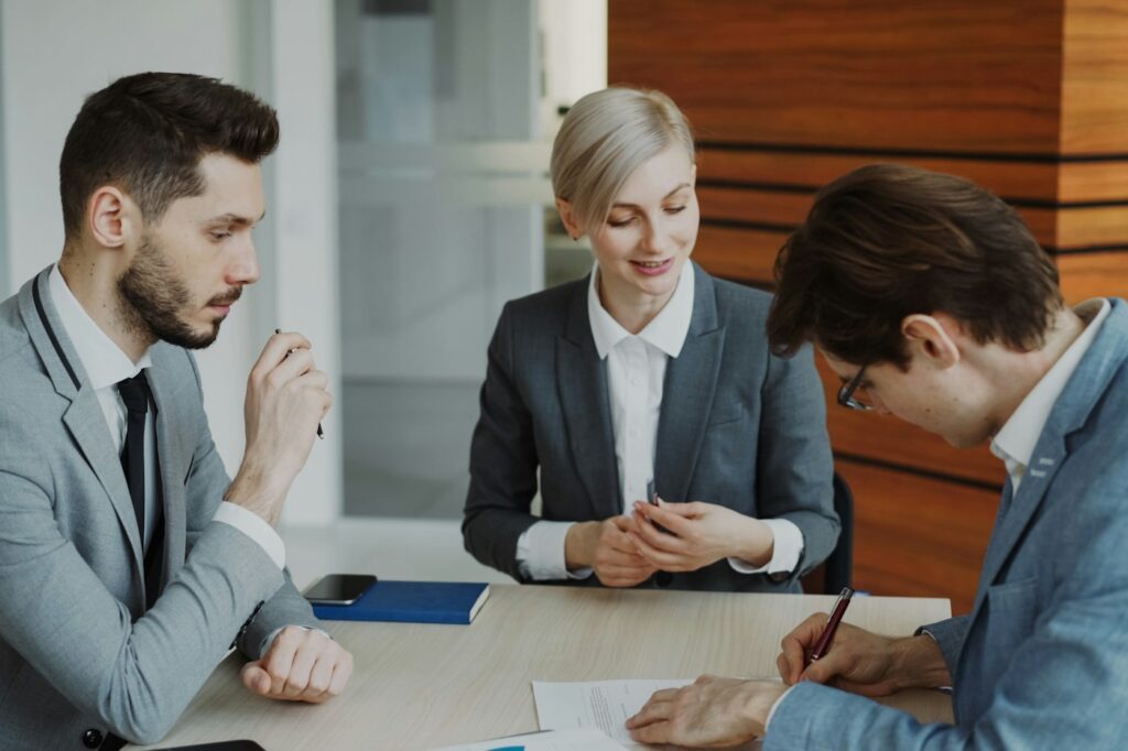 Asesor de seguros atendiendo a clientes