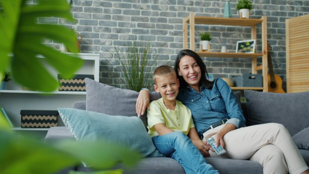 Madre e hijo sonriendo en casa